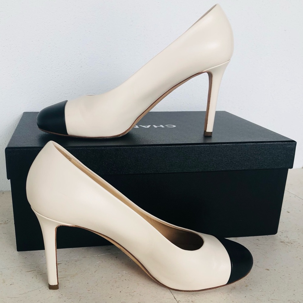 CHANEL Two-Tone Cap -Toe Pumps in Cream and Black .Size 39 - Picture 4 of 12